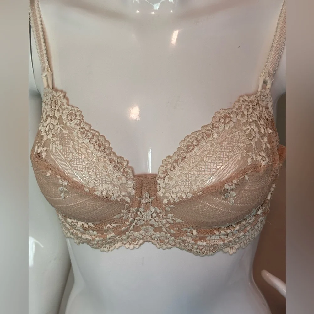 Wacoal Cream Lace Underwire Bra with Scalloped Edges - Picture 4 of 10